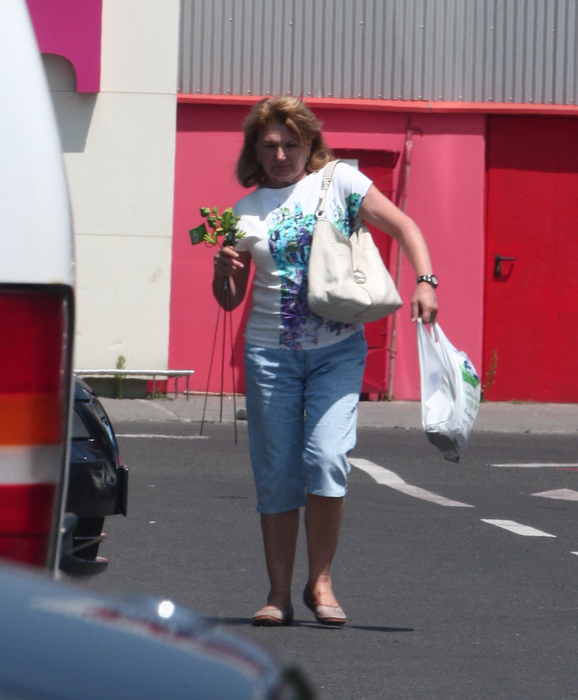 Maria Băsescu preferă să-şi facă în linişte cumpărăturile, fără să fie ajutată de vreun SPP-ist
