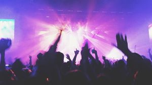 Cluburile din Cluj se redeschid, dar se va dansa cu masca pe figură!