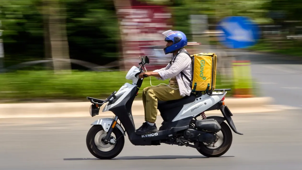 Un alt livrator nepalez a fost agresat în Bucureşti! Ce încerca să îi facă un tânăr de 20 de ani. Trecătorii au intervenit imediat!