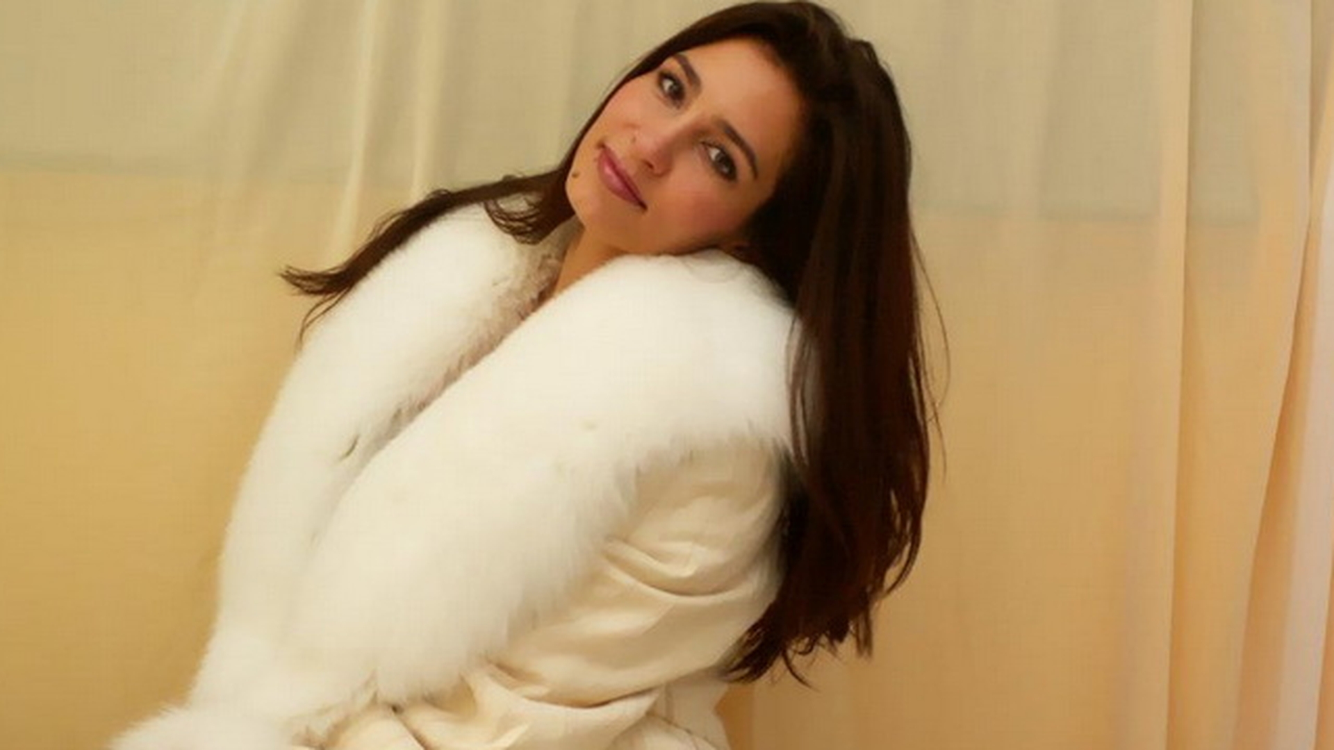 Viitorul mire al domnisoarei din imagini va avea cea mai grea casnicie! Vezi cum poate sa arate soacra, fosta Miss Univers!
