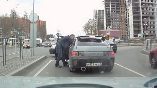 Corectie aplicata unui sofer indisciplinat in trafic! L-a blocat la semafor, i-a deschis portiera, iar apoi...