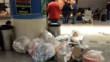 După un conflict cu agenții de securitate a aruncat un obiect la gunoi! Doi tineri s-au apropiat de coș și... Caz incredibil petrecut în aeroport. VIDEO