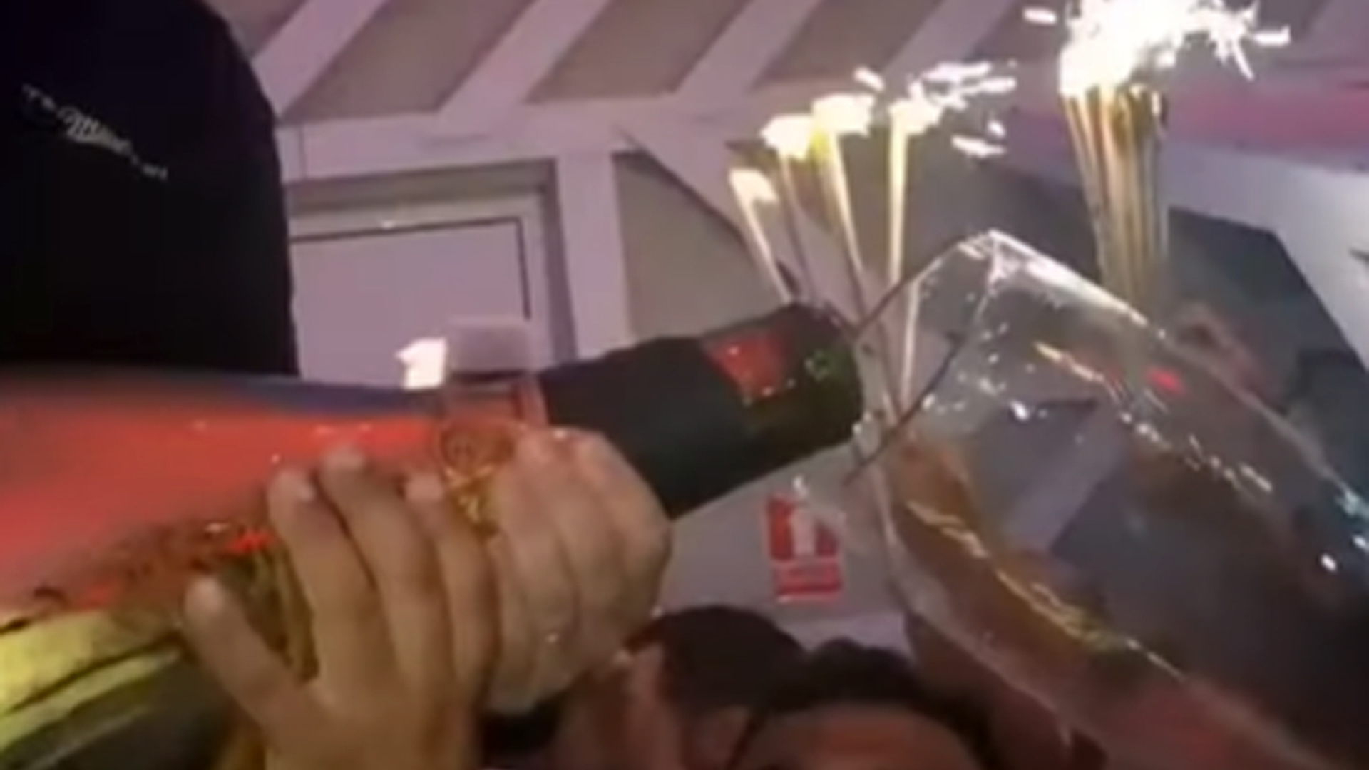 Nu este o eroare! Câți lei costă o șampanie în cluburile din Mamaia