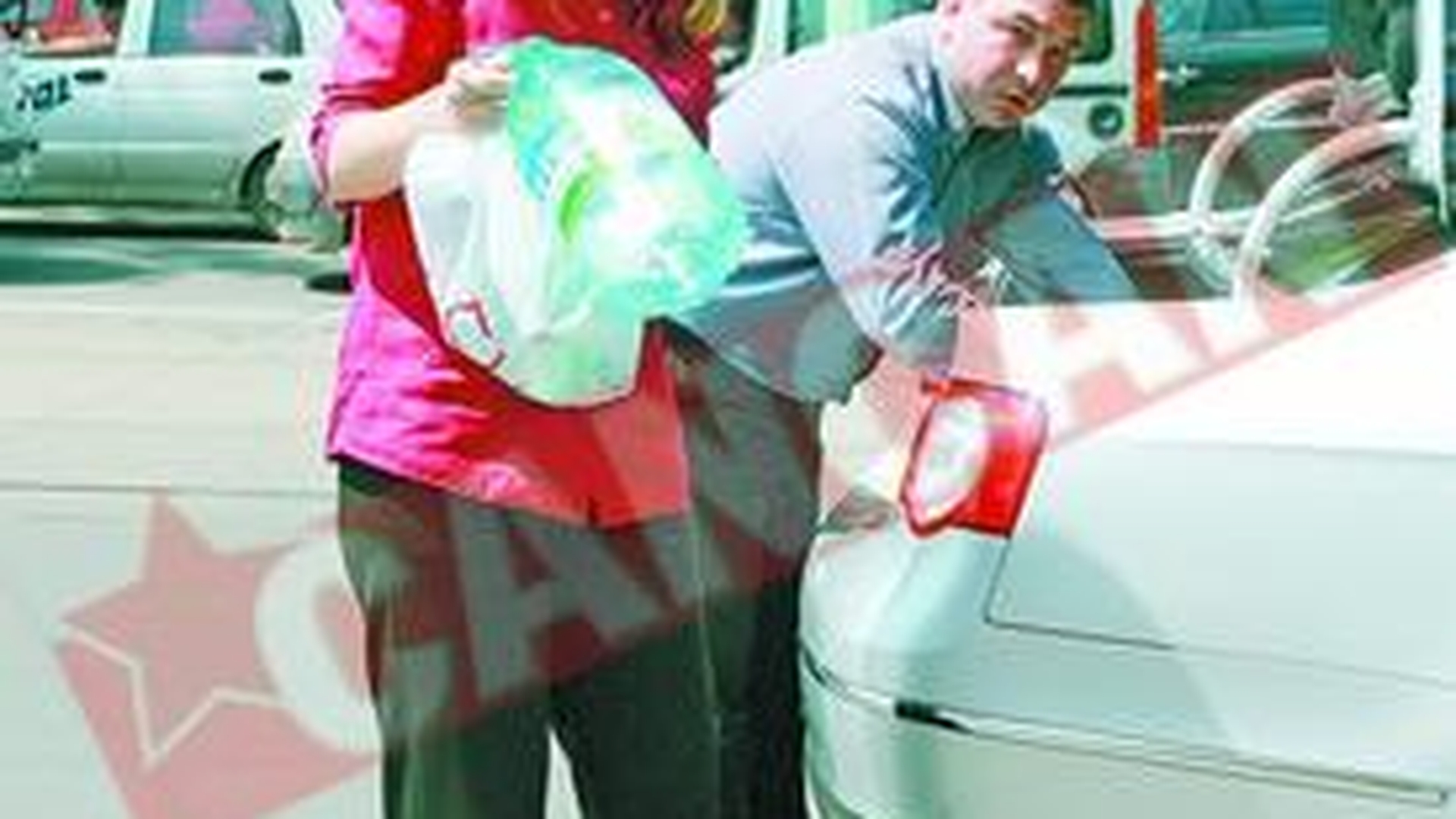 Daciana Sarbu isi duce gunoiul cu portbagajul