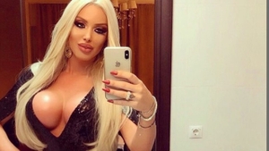 Jumătate îmbrăcată, jumătate dezbrăcată. Cum a apărut Loredana Chivu azi-noapte, într-un club din București