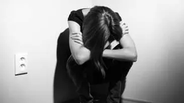 O tanara de 17 ani din Arad, lasata gaj pentru o datorie, a fost snopita in bataie