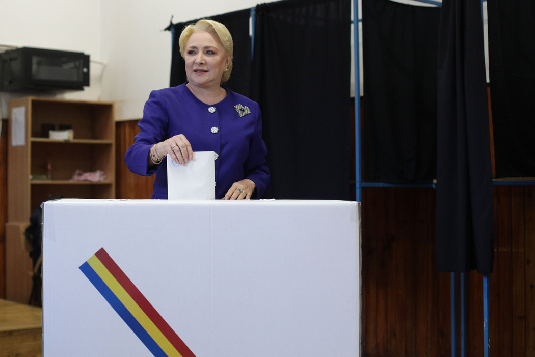 Cum a apărut îmbrăcată Viorica Dăncilă la vot, azi-dimineață la ora 8:04