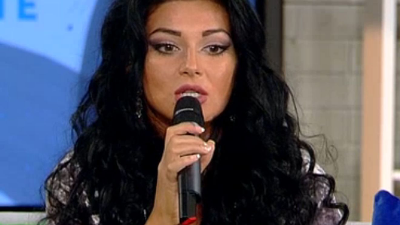 ELENA ex-MANDINGA, apariţie spectaculoasă în direct. Cât de mult a slăbit frumoasa brunetă când a fost în vacanţă!