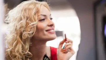 Valentina Pelinel ii intretinea pasiunea lui Borcea cu poze extrem de sexy