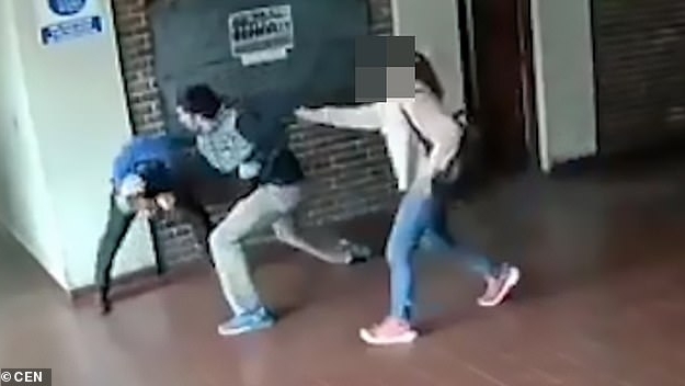 Imagini șocante într-o școală! Un profesor, desfigurat de un părinte pentru că i-ar fi abuzat sexual fiica!