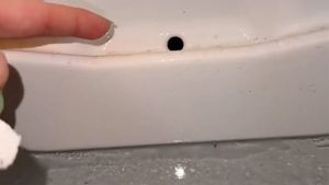 La ce folosește, de fapt, această gaură. Fiecare frigider are așa ceva!