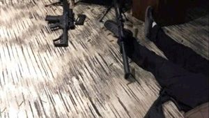 Imagini şocante cu tragătorul din Las Vegas, întins pe jos şi înconjurat de arme şi muniţie. Cum a acţionat  Stephen Paddock