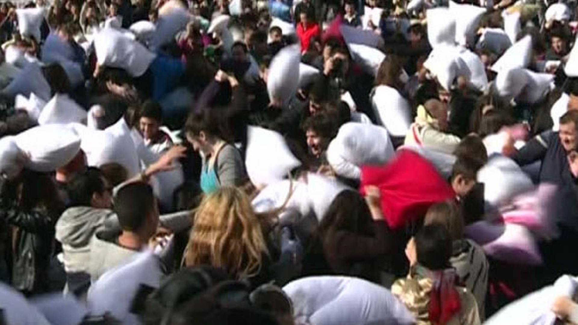 Imagini de senzatie! Bataie generala cu…perne in centrul Capitalei! Mii de oameni au luat parte la asta