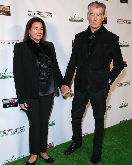 Soția și pictura îl însoțesc pe Pierce Brosnan, sursa-captură social media Pierce Brosnan