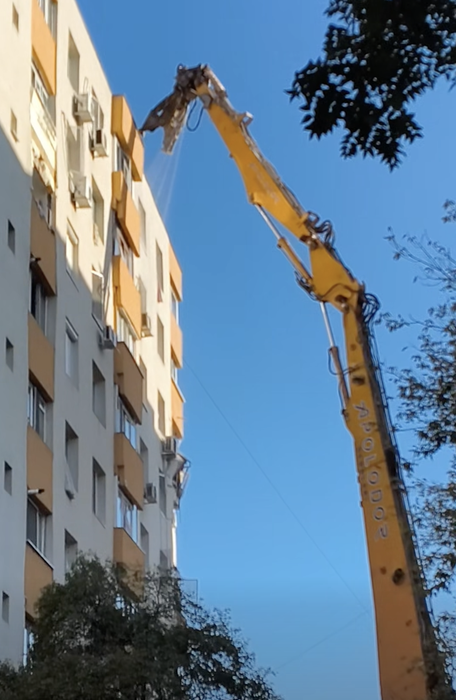 A început demolarea blocului afectat de explozia din Rahova. Primele imagini + planul autorităților
