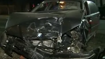 Cinci maşini distruse de un poliţist din Arad! Bărbatul s-a urcat băut la volan