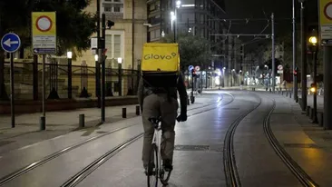 Ce a pățit un tânăr din Pakistan, după ce s-a angajat ca livrator Glovo în Iași