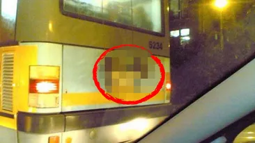 Toti soferii au ras cand au vazut ce a aparut in spatele acestui troleibuz din Bucuresti! Trebuie sa fii nebun sa faci asta