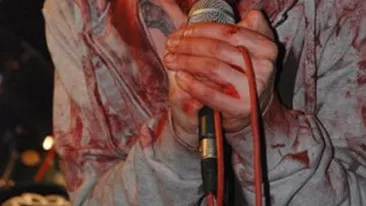 Ziua profesor de filosofie, noaptea rocker satanist manjit cu sange