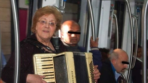 Povestea fabuloasa a bunicutei din Bacau, absolventa de Conservator, care cerseste cu acordeonul in metroul din Roma