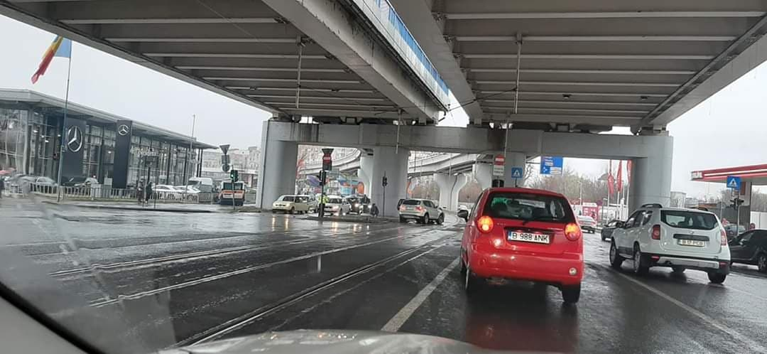 Accident grav în Capitală! Un BMW a intrat în plin într-un tramvai cu călători