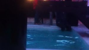 Caldura mare, distractie pe masura! A petrecut de mama focului in club, apoi a cazut in piscina!