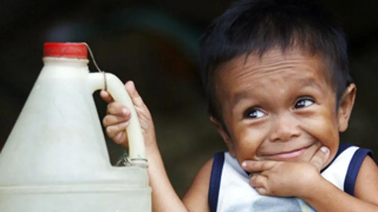 Uite cum arata cel mai mic om din lume! Are 18 ani si numai 55 de centimeri inaltime!