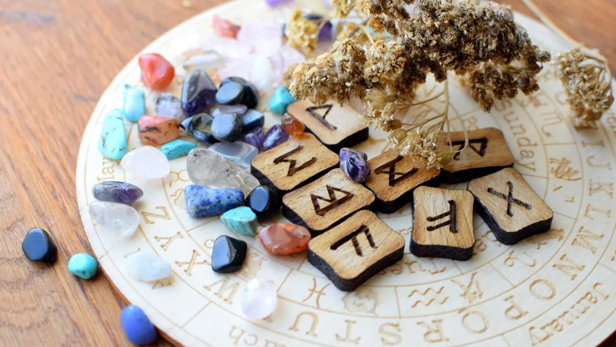 Horoscop rune azi, 19 iulie 2026. Fehu anunță că o zodie are șanse foarte mari ca veniturile să-i crească