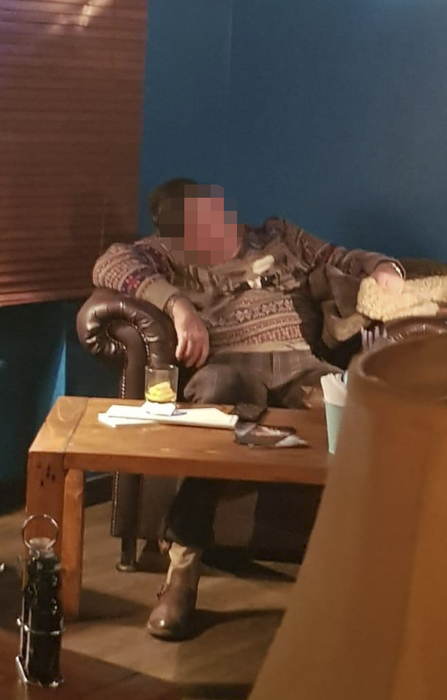 Ditamai milionarul a adormit în restaurant cu paharul în față!