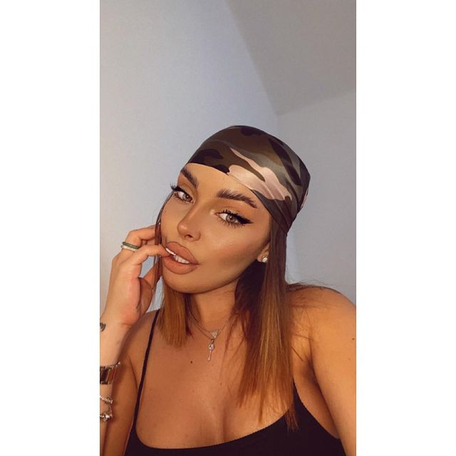 Reea este o brunetă super-sexy