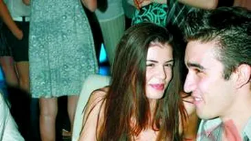 Moni cocheteaza cu un tinerel