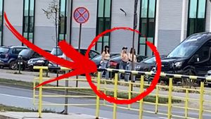 Ce au făcut aceste 3 tinere, pe o stradă din Iași. Când le-au văzut, trecătorii au scos telefoanele și le-au filmat