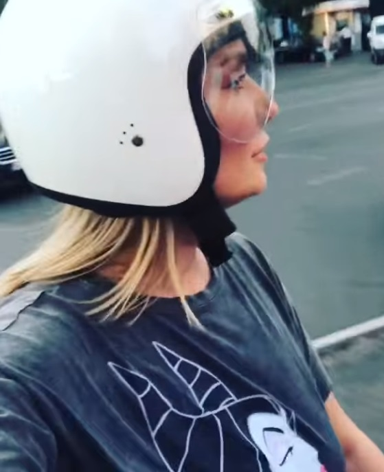 Nu ai văzut-o niciodată așa! Cristina Cioran, o tură cu motorul prin București după ce a plecat de la Acces Direct