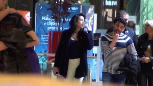El isi roade unghiile, ea isi arata decolteul fabulos! Cum arata o plimbare prin mall pentru Pepe si Raluca Pastrama