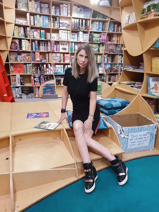 Adela Chirica, o mamă chinuită de suferința copilului ei, Davis, care are nevoie de un tratament special, implicit costisitor