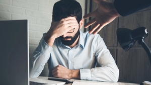 Bancul zilei | Angajatul: Șefu`, m-ați chemat? Șeful: Da, du-te repede la baie și...Continuarea întrece orice imaginație!