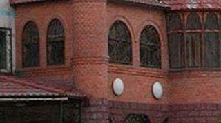 Harry Potter a mutat Hogwarts la oras! Vezi cum un palat din caramida a aparut peste noapte in loc de balconul unui apartament de la bloc!