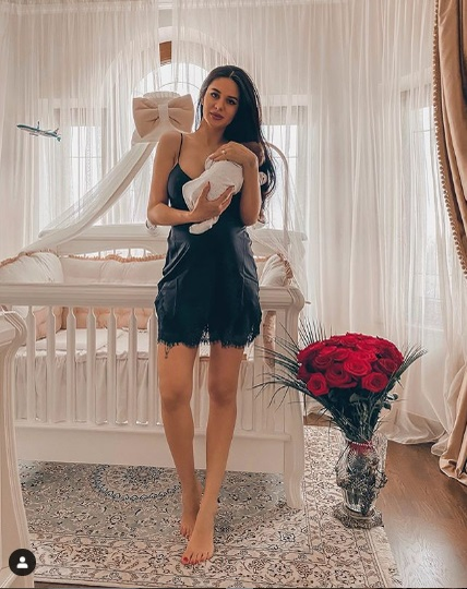 Larisa Ionescu a născut în secret! Avem primele imagini cu bebelușul și numele pe care l-a primit