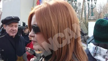 Au plans de mila maidanezilor! Cristina Topescu a adunat artistii in fata Palatului Cotroceni, ca sa protesteze impotriva eutanasierii cainilor fara stapan