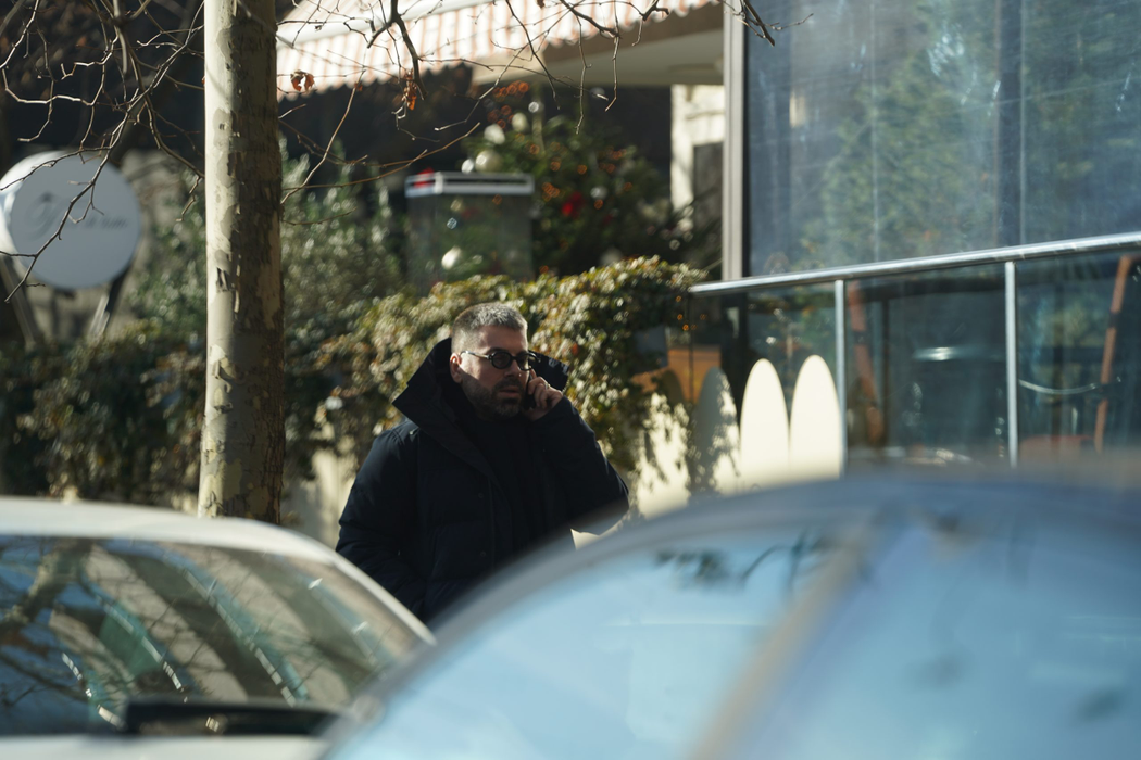 Maurice Munteanu, preocupat de o convorbire telefonică (Foto: CANCAN.RO)