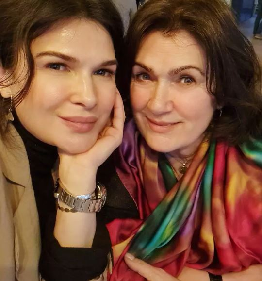 Cum au apărut mama și fratele Monicăi Bîrlădeanu la nunta ei cu Valeriu Gheorghiță. Părintele zici că e sora actriței, nu glumă!