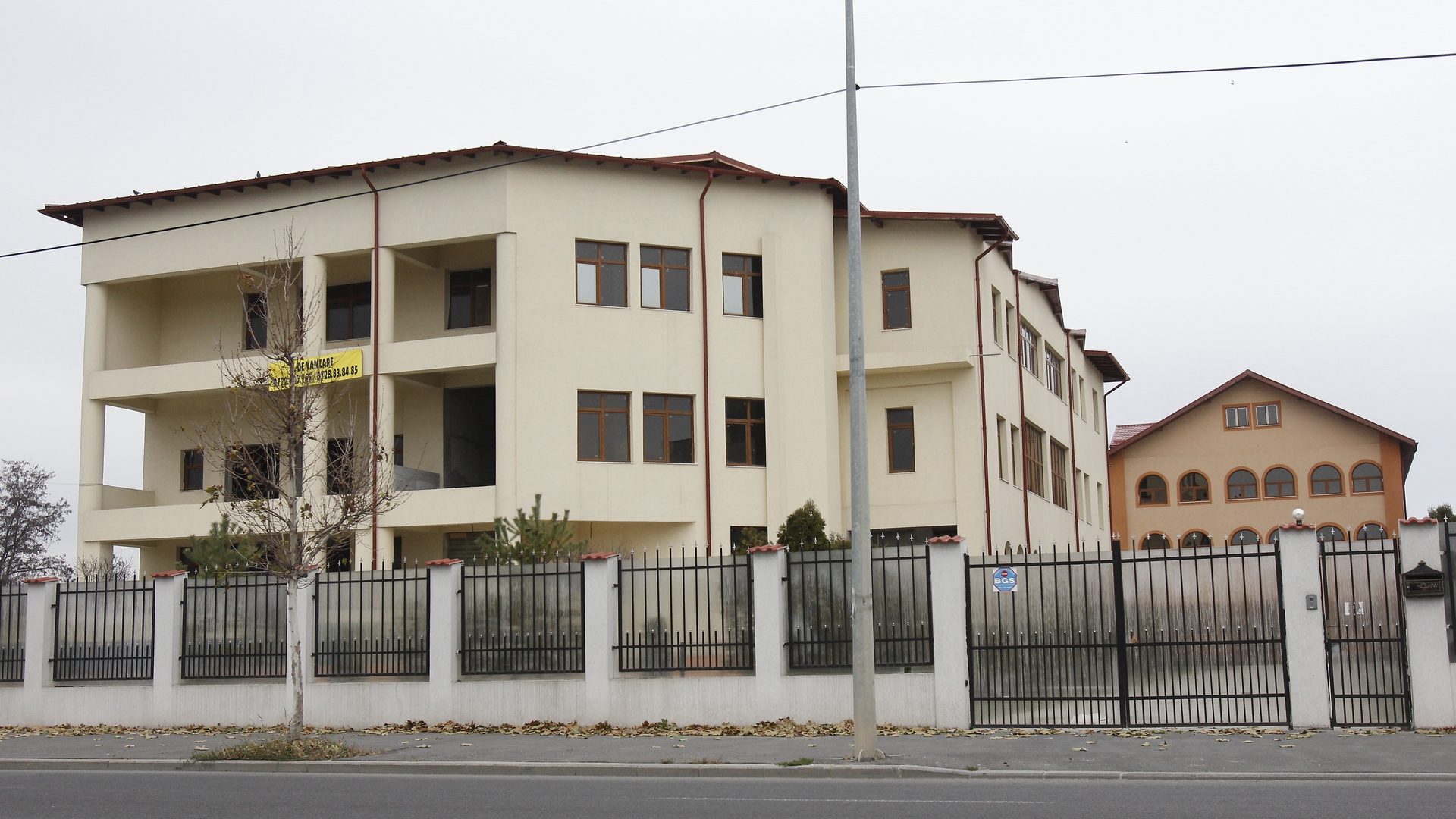 Probleme la Cocosatu'? "Palatul micilor", ridicat de patron inainte sa se sinucida, scos la vanzare pentru 1,5 milioane de euro!