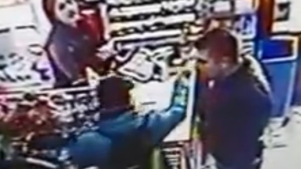 Scene incredibile, într-un magazin din Cluj! Acest tânăr a fost bătut pentru că a semnalat un furt
