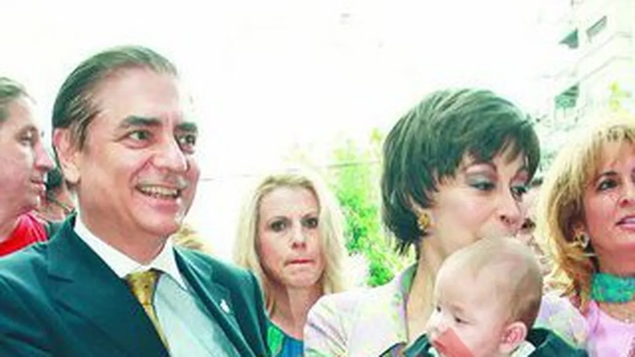 Au adus bebelusul la pozat