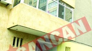 Camatar ciuruit in fata blocului iubitei