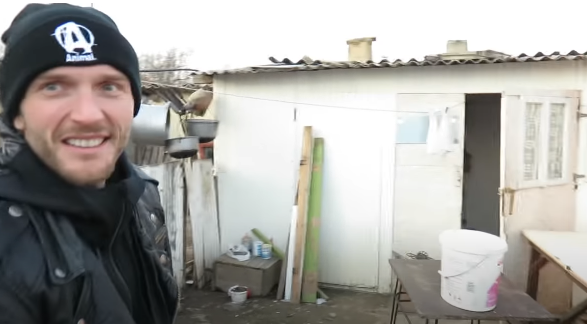 Cătălin Bordea a arătat casa în care a copilărit/ Sursa foto: Captură video