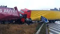 Accident grav pe A1. Două TIR-uri s-au ciocnit, au rupt parapetul și au ieșit în decor. Unul dintre șoferi, preluat de ambulanță