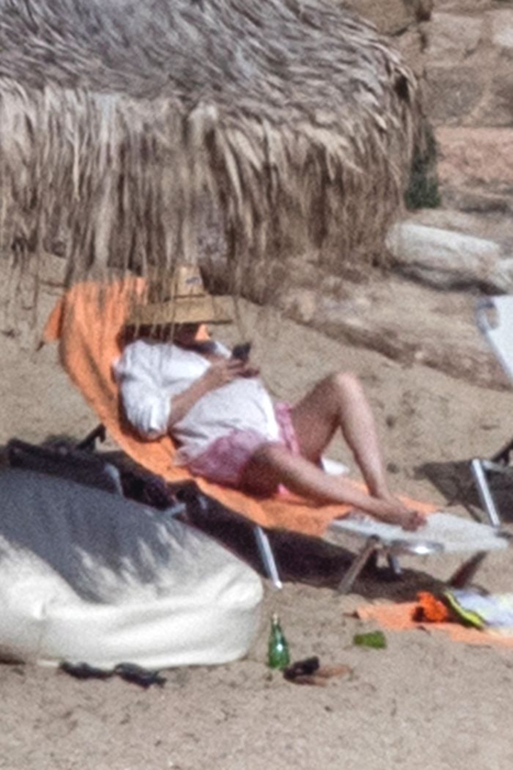 ** RIGHTS: WORLDWIDE EXCEPT IN GREECE ** Skiathos, GREECE  - *EXCLUSIVE*  - Kate Hudson shows off her large baby bump while enjoying her vacation with Danny Fujikawa and friends.

Pictured: Kate Hudson

BACKGRID USA 17 JUNE 2018 

BYLINE MUST READ: ISP / BACKGRID

USA: +1 310 798 9111 / usasales@backgrid.com

UK: +44 208 344 2007 / uksales@backgrid.com

*UK Clients - Pictures Containing Children
Please Pixelate Face Prior To Publication*