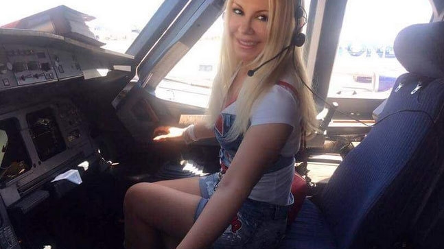 E incredibil cum arată mama lui Dan Bălan la aproape 60 de ani. Tanti Ludmila s-a pozat...în cabina piloţilor!