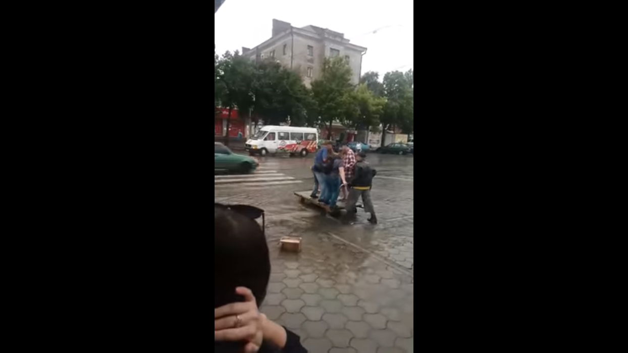 Ce idee genială de afaceri a avut un bucureștean. Trece oamenii strada inundată cu roaba. Câți lei cere pe drum